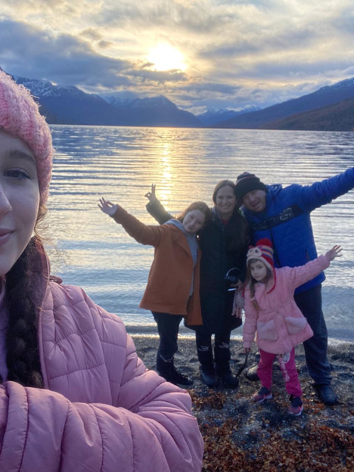 Família diante de um lago e montanhas